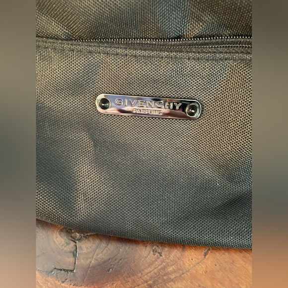 NICE “GIVENCHY PARFUMS” TOILETRIES BAG WITH DUAL POCKETS AND ZIPS CLEAN & MINT! - Picture 4 of 15